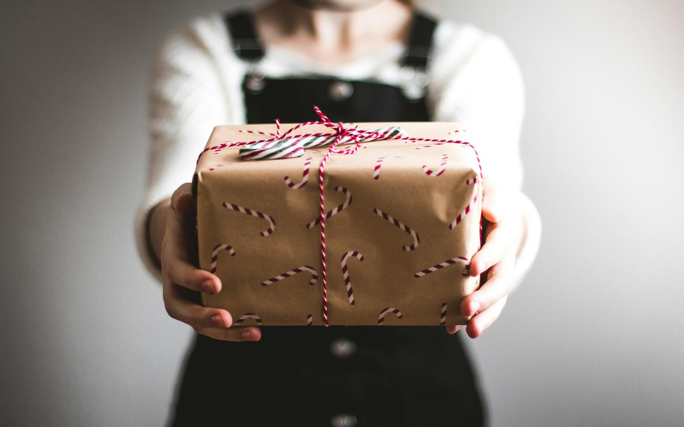 person showing brown gift box by Kira auf der Heide courtesy of Unsplash.