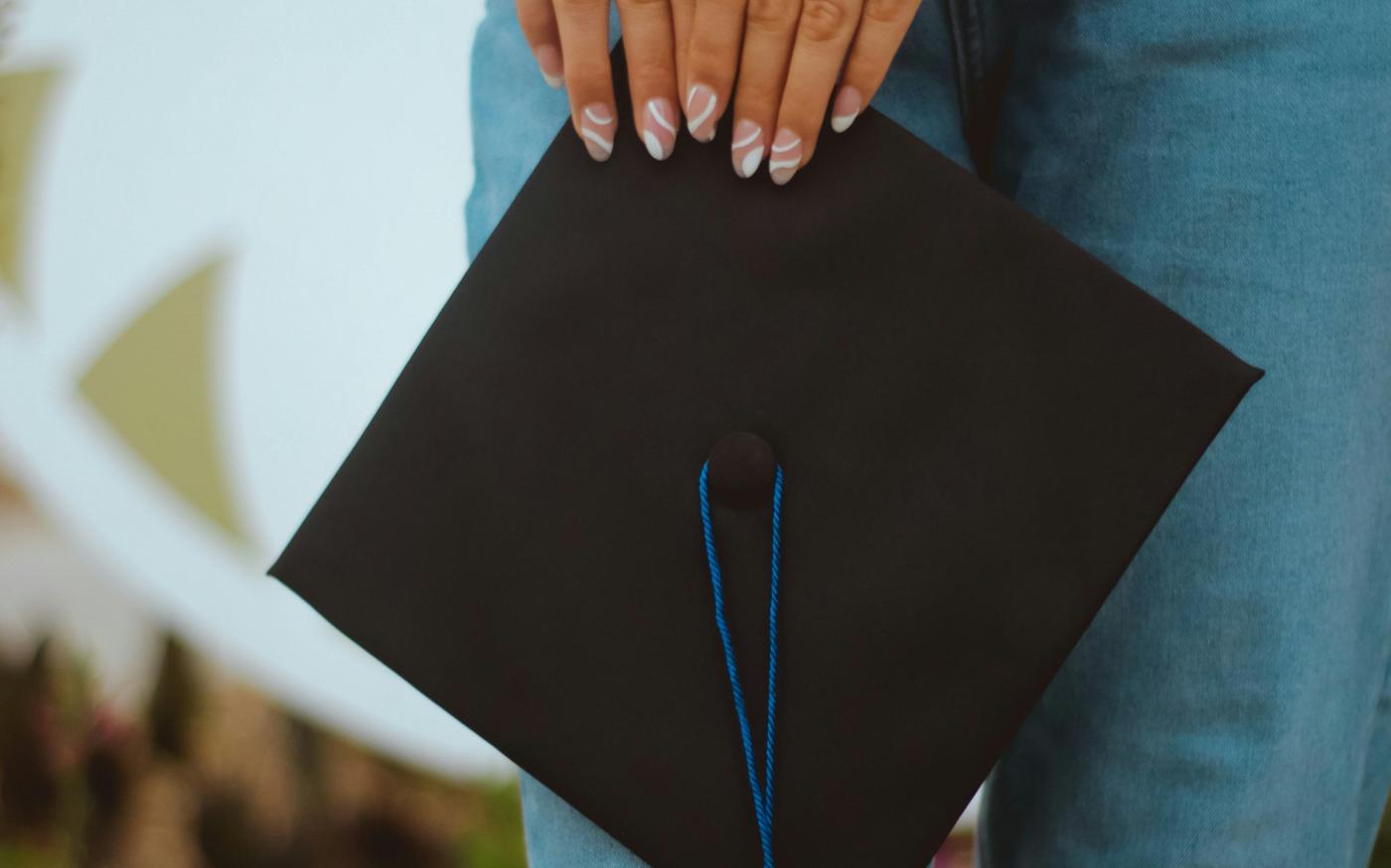 person in blue denim jeans holding black paper bag by ManuelTheLensman courtesy of Unsplash.