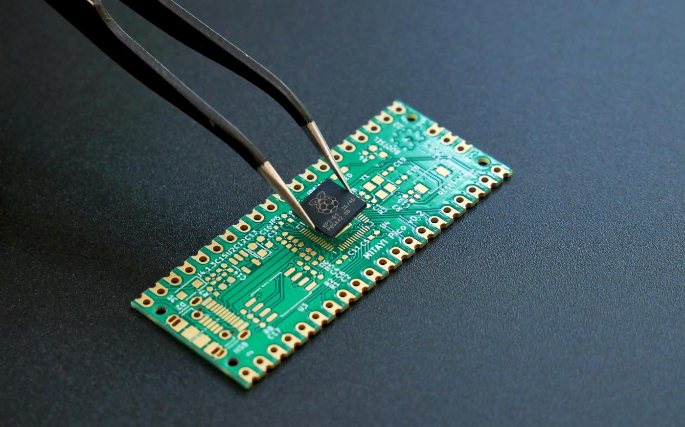 a close up of a piece of electronic equipment by Vishnu Mohanan courtesy of Unsplash.