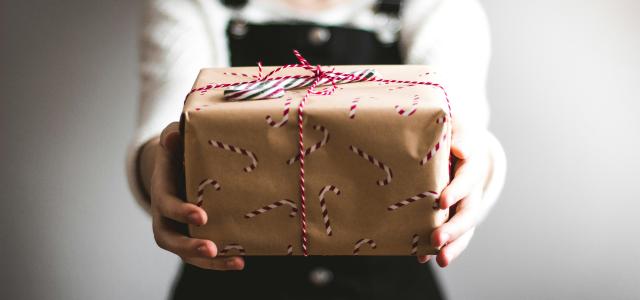 person showing brown gift box by Kira auf der Heide courtesy of Unsplash.